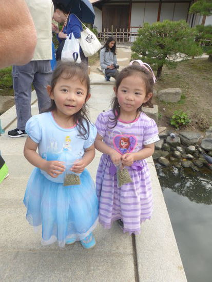 für die Kinder ist das Fische füttern die Hauptbeschäftigung