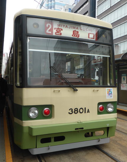 das Bezahlen erfolgt erst beim Aussteigen beim korrekt gekleideten Schaffner