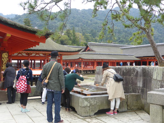 wie bei allen bereits besichtigten Schreinen steht auch hier am Eingang ein chōzuya oder temizuya (手水舎?) - es ist  ein Pavillon oder Becken mit Shinto Wasser zur zermoniellen Reinigung der Hände und des Mundes vor Betreten des Schreins