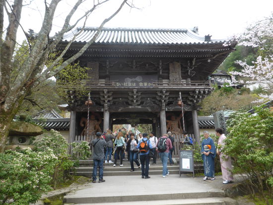 wir betreten den Komplex durch das Niomon Gate - die beiden Nio Könige sollen vor Bösen schützen  und die buddhistische Philosophie bewahren