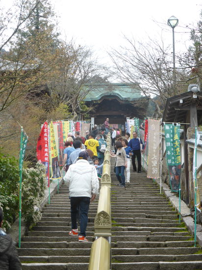 auf der hinter dem Tor befindlichen Treppe befinden sich ca. 600 Dai-hannyakyo-Sutras - das Berühren der Rollen sollen großes Glück bringen