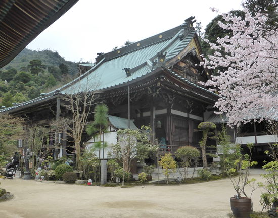In der Kan-non-do Halle befindet ein gigantischess Mandala - hergestellt von einem Priester aus Tibet - und z.Zt eine Ausstellung von japanischen Hina-Puppen
