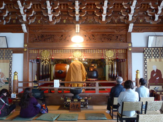 nebenan findet gerade ein Gebet mit einem buddhistischen Mönch statt