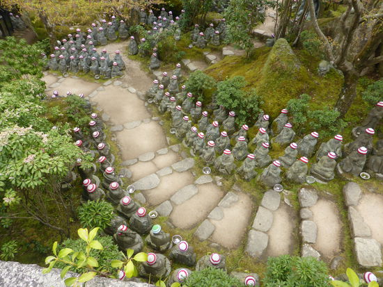 über 500 Sahaka Nyorai's Jünger (Schüler) begleiten uns an den Treppen - jede Figur soll ein anderes Gesicht haben - geprüft haben wir es natürlich nicht - sie haben alle die geleichen Strickmützen an