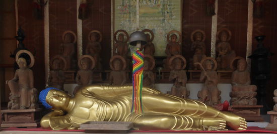 in der Shaka Nehan Hall liegt der Shaka-Buddha, der gerade das Nirwana betritt, bgeleitet von 16 Jüngern/ Schülern