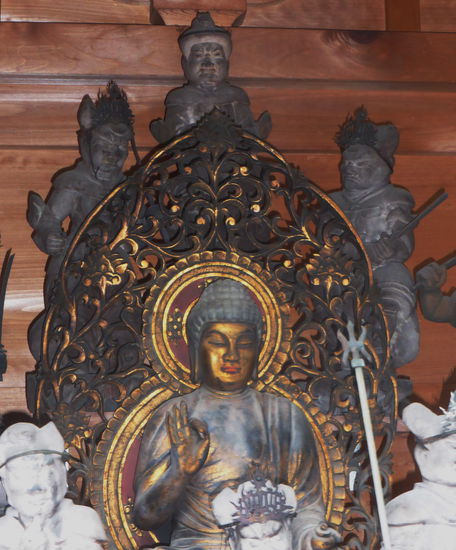 Yakushi Nyorai oder der Medizin-Buddha soll den Betenden die Gesundheit erhalten