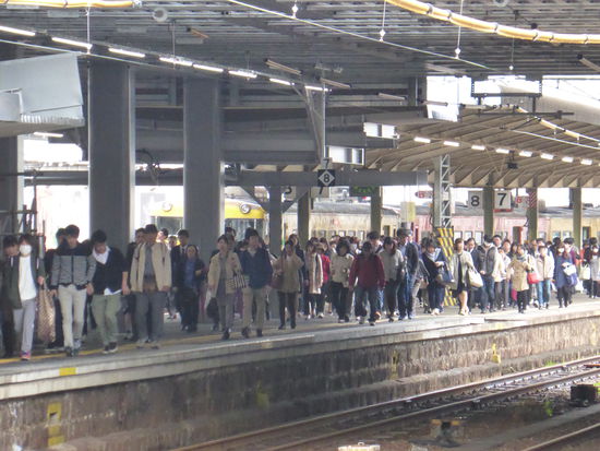 Menschenmassen auf dem Bahnsteig - aber alles schön geordnet
