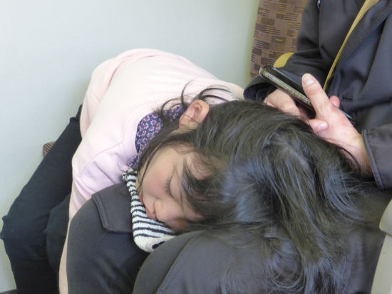 für eine kleine Mitreisende ist die Fahrt zu langweilig - sie schläft - Position etwas eigenartig