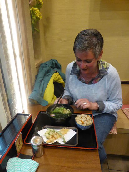 zur Nudelsuppe gehören eine Schale Reis und drei Tempurastangen