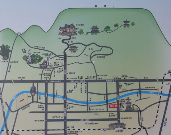 der Weg ist klar vorgezeichntet auf dem Stadtplan von Kotohira - oben der äußere Schrein und rechts davon der 'innere'