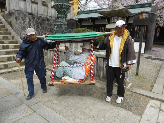 Fußkranke können auch mit einer Sänfte getragen werden