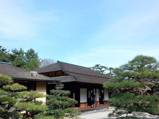 Higurashi-tei Teehaus
Dieses im Sôan-Stil erbaute Teehaus aus dem Jahre Meiji 31 (1898) besitzt an seiner östlichen und westlichen Seite einen für diesen Stil typischen Garten.
