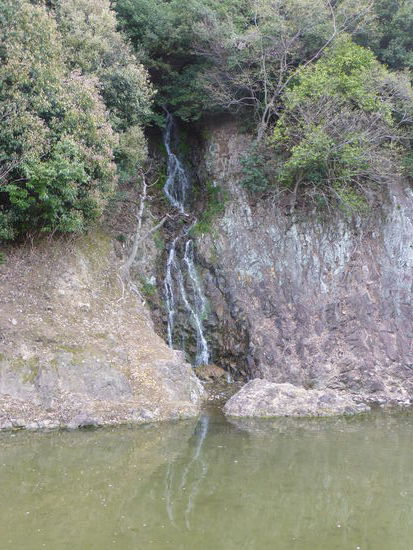 kleine Wasserfälle vom Shiun-berg speisen die Seen