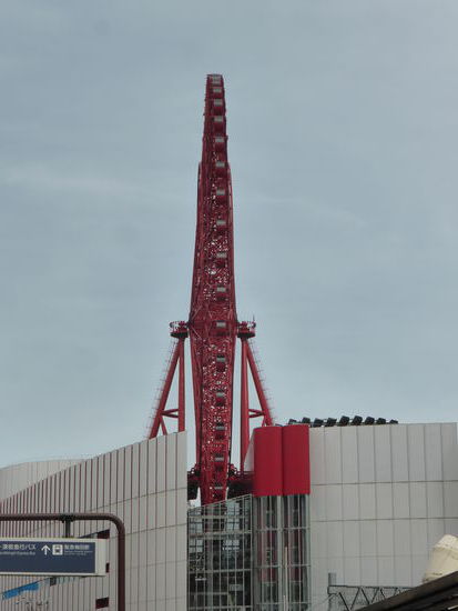 das Riesenrad gehört zu einem Kaufhaus - der Einstieg ist auf der 5. Etage