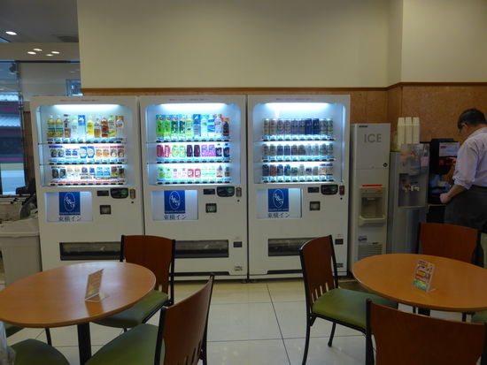 in der nicht allzu gemütlichen Lobby stehen zahlreiche Getränkeautomaten