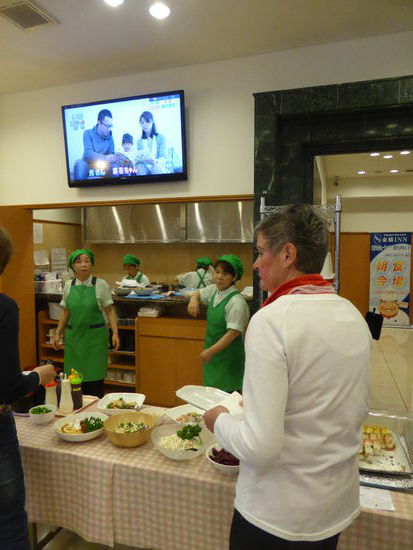 hinter einer verschiebbaren Holzwand befindet sich die Frühstücksküche, die morgens geöffnet wird und davor ein kleines Büffet aufgebaut wird.