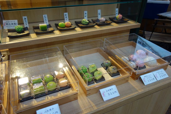 Süßigkeiten in kunstvollen Verpackungen