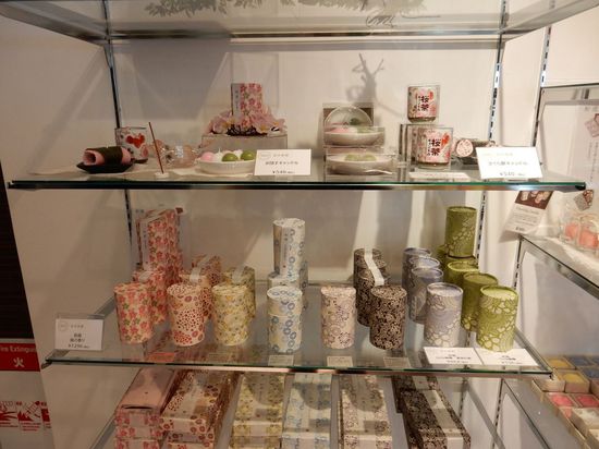 Pappdosen mit hübschem Dekor