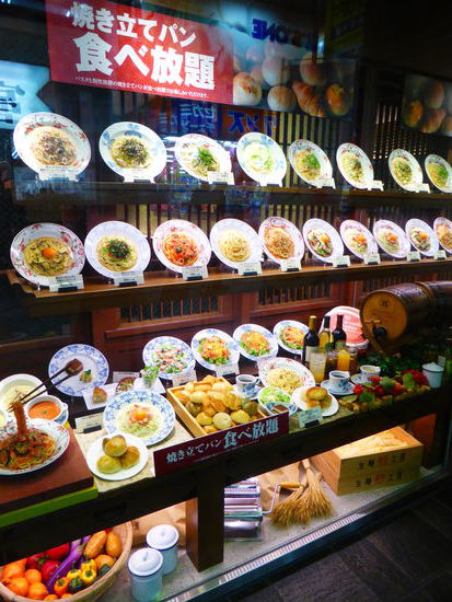 Plastikausführungen von Teller-Gerichten