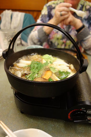 zu meinem Gericht gehört die Suppe mit Gemüseeinlage (auf dem Brenner),