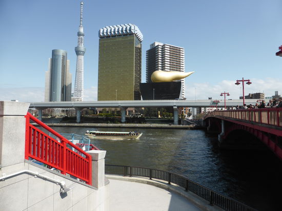 moderne Welt: Sky Tree, der Asahi Beet Tower (stellt ein Bierglas mit Schaum dar), und daneben schwimmt wohl ein Wal.