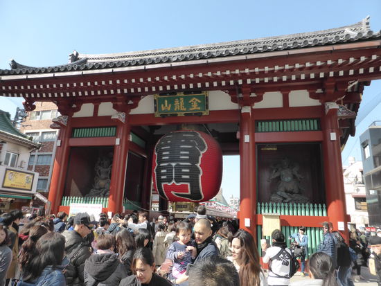 Kaminari-mon („Donnertor“) - rechts und links furchterregende Monster