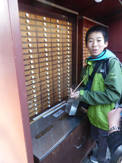 in den Schubladen befinden sich Wahrsagungen -