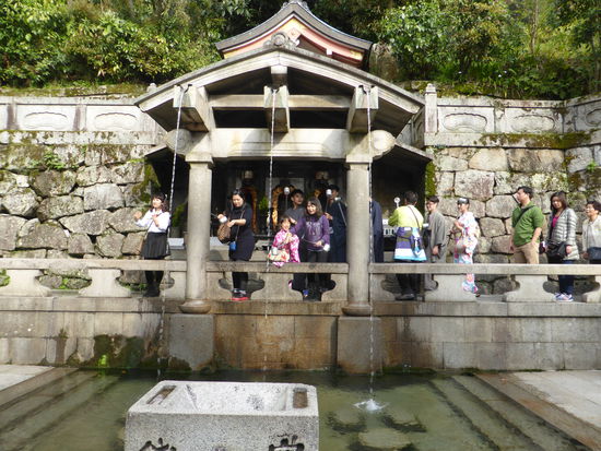Otowa-no-taki, der Wasserfall mit dem heilenden Wasser