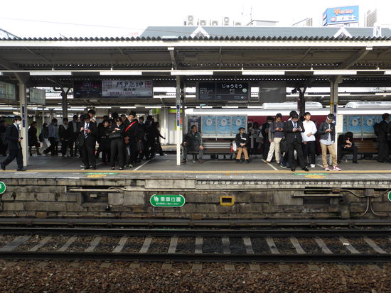 aber alle stehen diszipliniert in der vorgegebenen Reihe