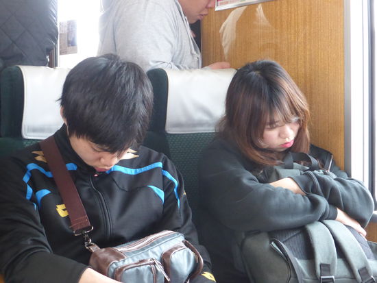 Japaner können immer schlafen - notfalls auch im Stehen