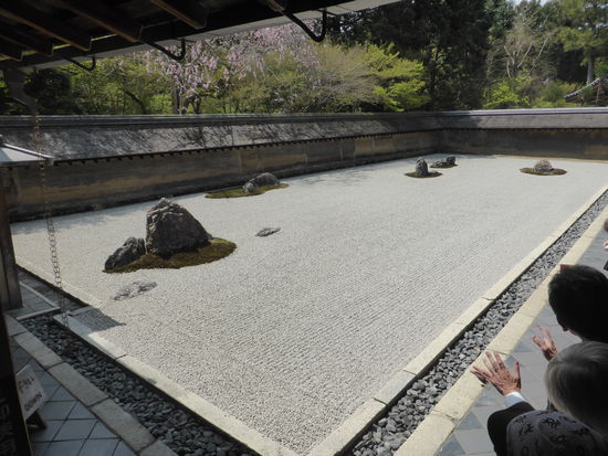auf einer Kies-Fläche von heute 21,10 Metern mal 9,30 Metern befinden sich 15 Felsen unterschiedlicher Größe .