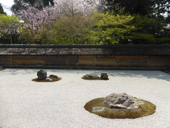 mit etwas Moos am Saum und einer als nationales Kulturgut ausgewiesenen Lehmwand im Hintergrund