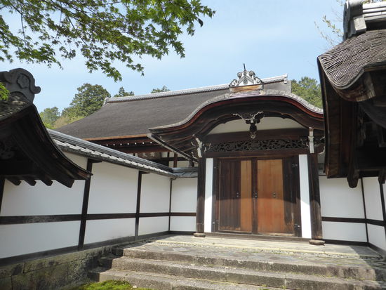 das Gebäude ist außen wie innen recht schlicht