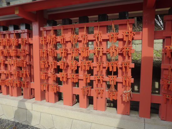 Die Wünsche werden hier auf kleine Torii geschrieben und aufgehängt.