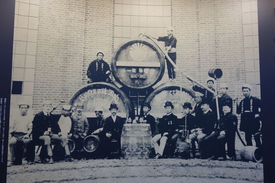 man beachte die deutsche Bechriftung - Hopfen und Malz ... -außerdem sind auf dem Bild neben den japanischen auch europäische Gesichter zu erkennen