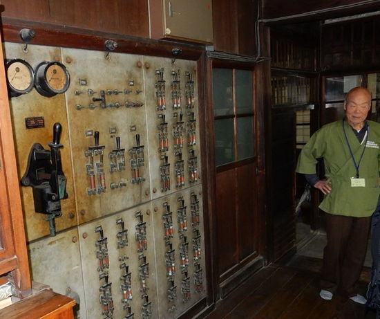 alte Schalttafel für die zahlreichen Nebengebäude