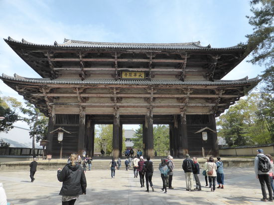 das Eingangstor (Nandaimon) stammt aus dem Jahr 1199 - die beiden Wächterstatuen (Niô) sind beachtlich groß