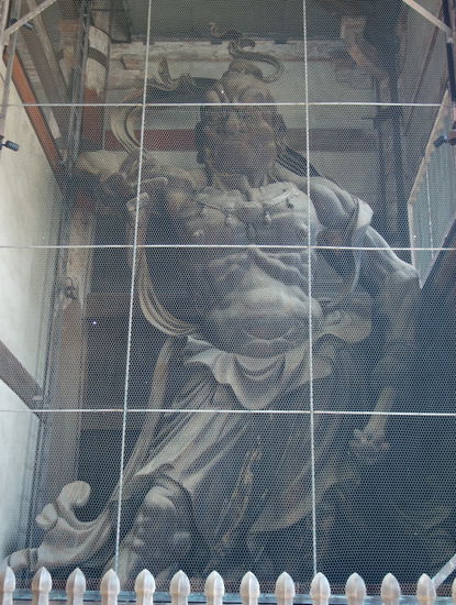 die zwei Wächterstatuen sind 8,5 Meter hoch.