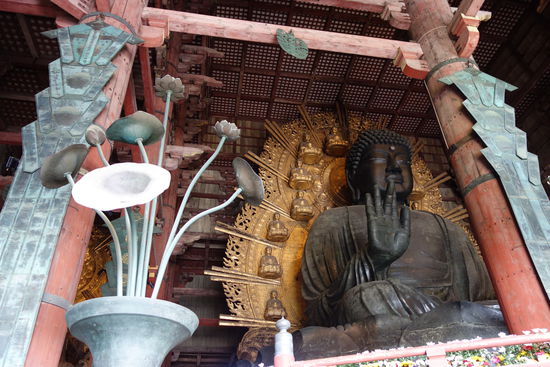 Die Figur hat eine Höhe von 16,2 Metern und wiegt 452 Tonnen. Der Sockel ist noch einmal 3 Meter hoch.