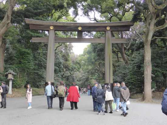 das Tor, durch das wir den Park betreten,  wurde aus 1700 Jahre alten Zypressen von der Insel Formosa gezimmert