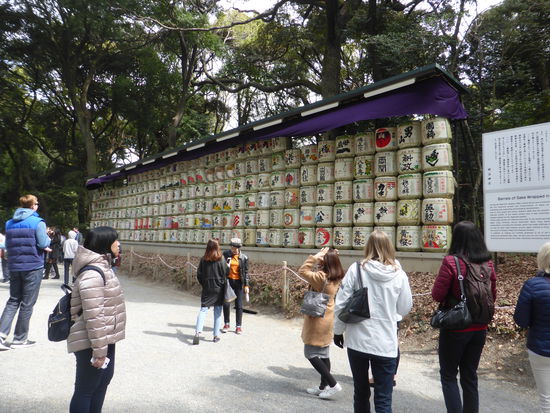 Sake-Fässer in Stroh gebunden