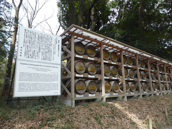 neben den Sake-Fässern gibt es auch noch eine Ansammlung von Weinfässern aus dem Burgund