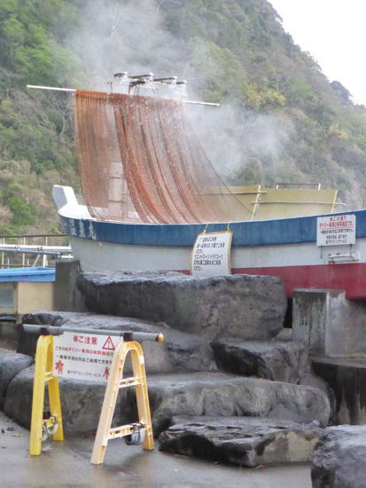 dies ist ein Onsen im Außenbereich in einen kleinen Küstendorf - da heiße wasser kommt aus Brausen und fließt in ein Boot