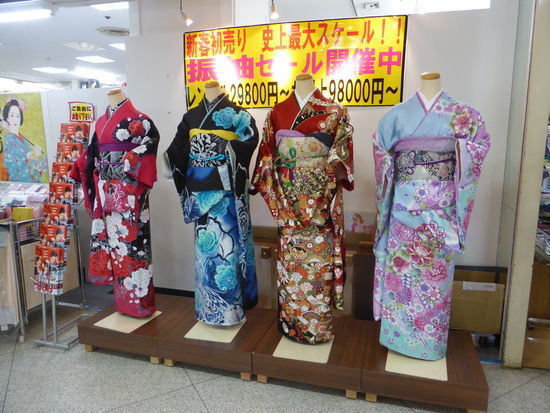 Seiden-Kimonos sind sehr teuer - 98000 Yen = 750 €