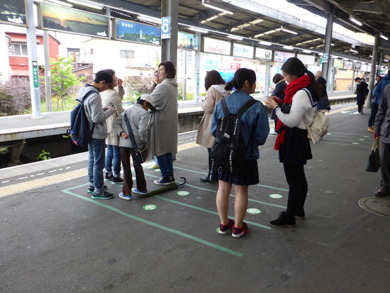 die Markierungen zum Einstieg stimmen exakt mit den Türen der nummerierten Waggons überein