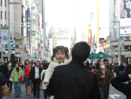 ich glaube, das kleine Mädchen hat auch genug vom Gewusel in der Ginza-Street
