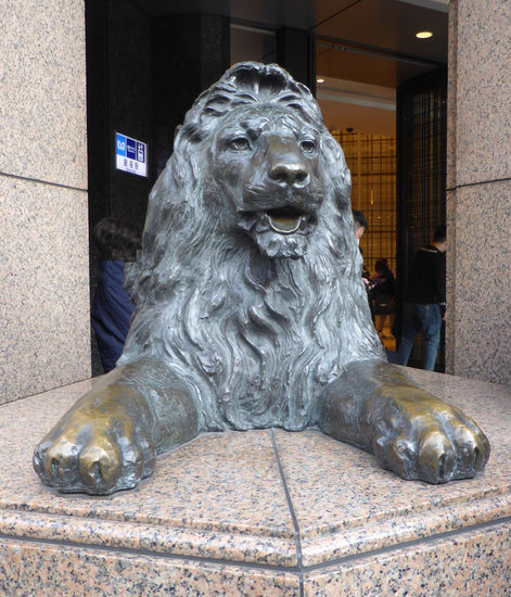 markanter Treffpunkt in der Ginza-Street ist der Löwe am Eingang des großen Kaufhauses