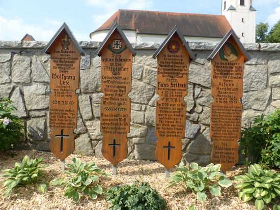 Totenbretter am der Friedhofsmauer