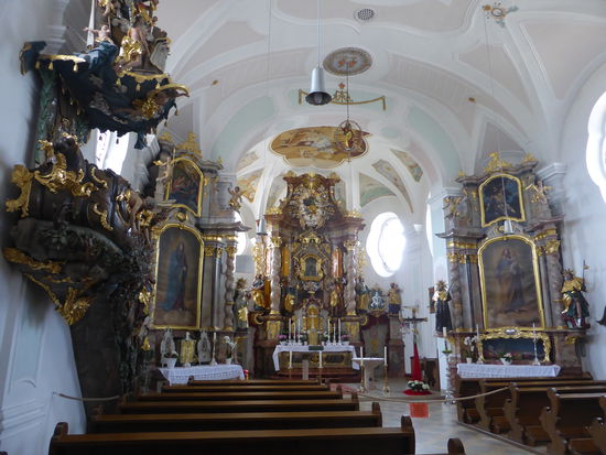 Die einschiffige Saalkirche hat ein flaches Tonnengewölbe und drei Altäre