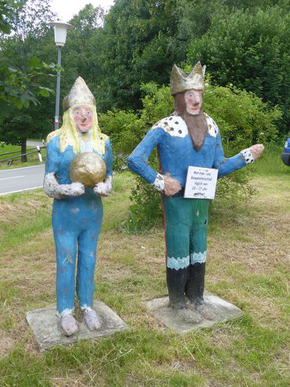 bereits im Außenbereich werden wir von ersten Märchenfiguren begrüßt.